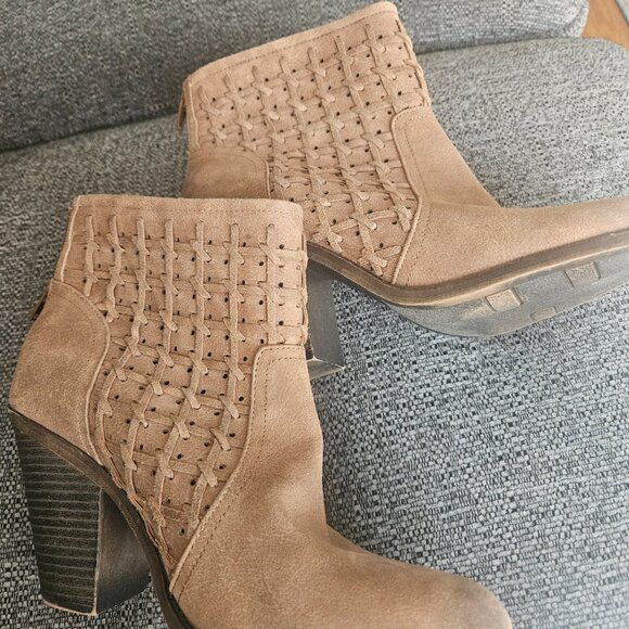 Fergalicious western tan ankle block heal zip back booties 8.5 - Picture 8 of 10